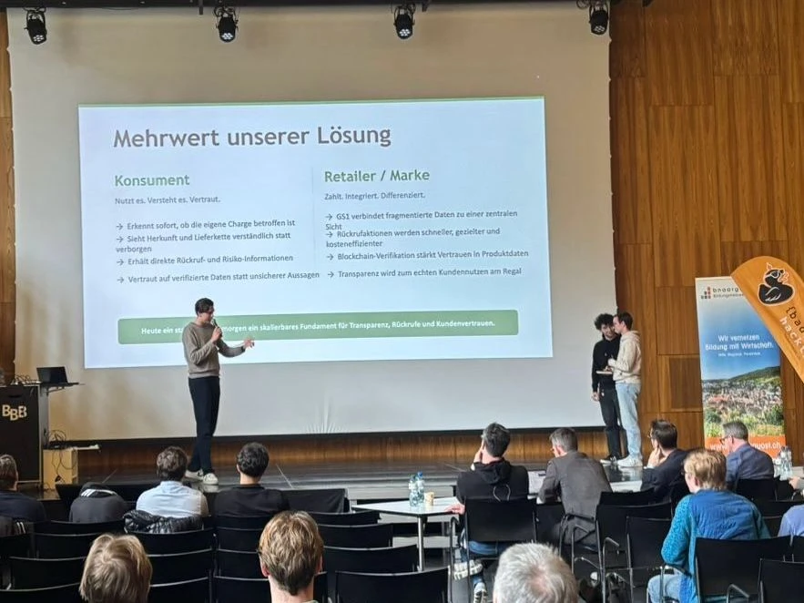 Das Team präsentiert den Food Flight Tracker bei BadenHackt