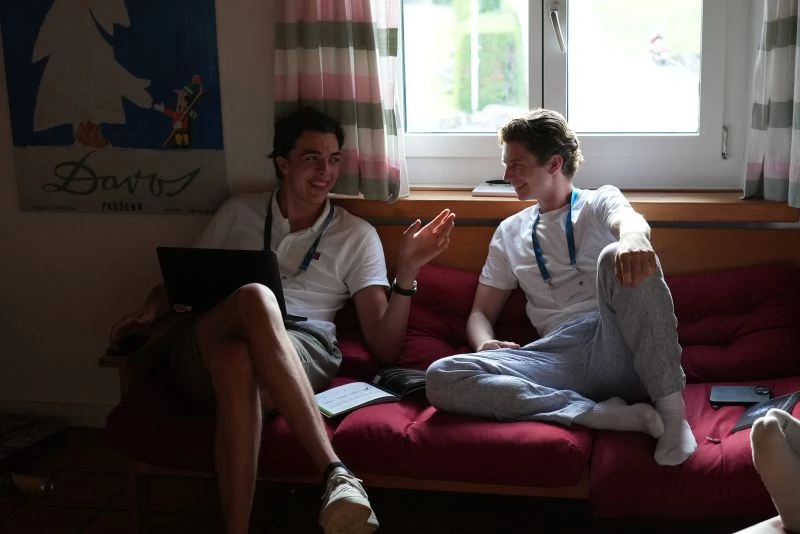Ein Gespräch auf dem Sofa während des SEF.NextGen-Camps