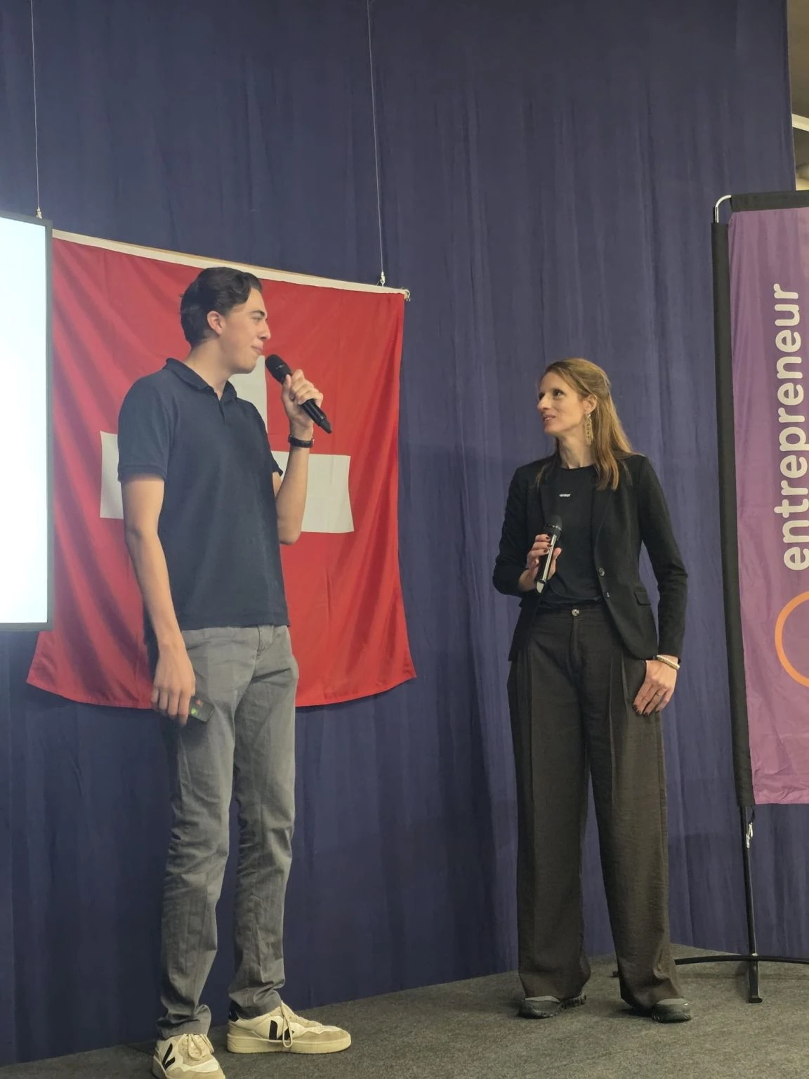 Simon Kneubühl pitcht Blitzsheet auf der EntrepreneurSkills-Bühne an den SwissSkills Championships